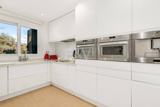 Spacieux Townhouse avec jacuzzi, piscine et paddle à côté de la plage à Los Monteros