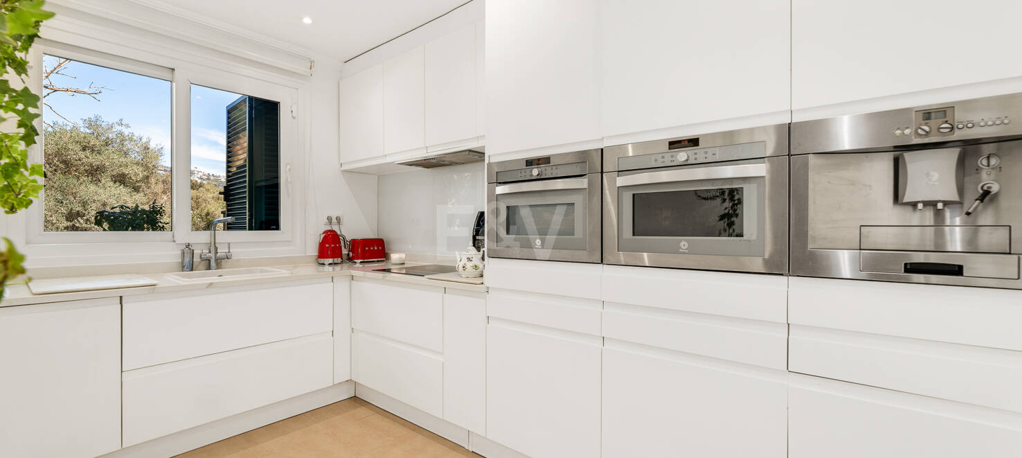 Spacieux Townhouse avec jacuzzi, piscine et paddle à côté de la plage à Los Monteros