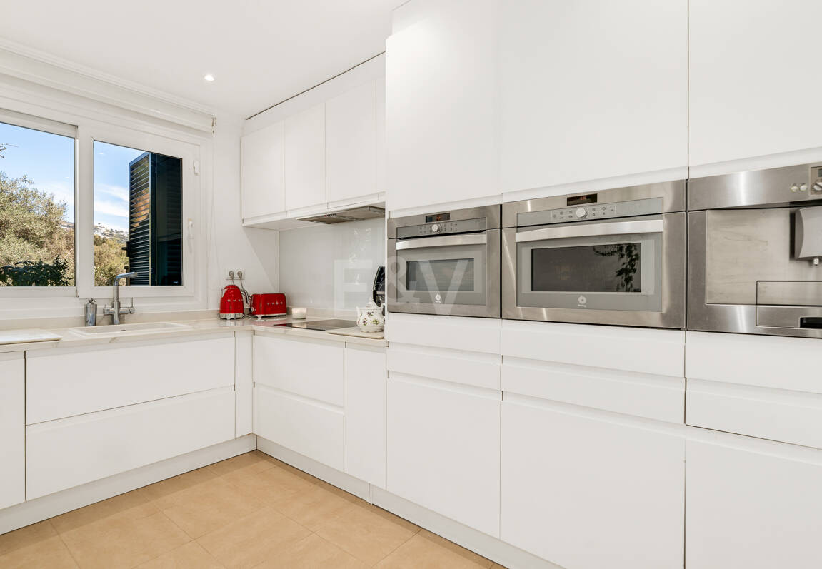 Spacieux Townhouse avec jacuzzi, piscine et paddle à côté de la plage à Los Monteros