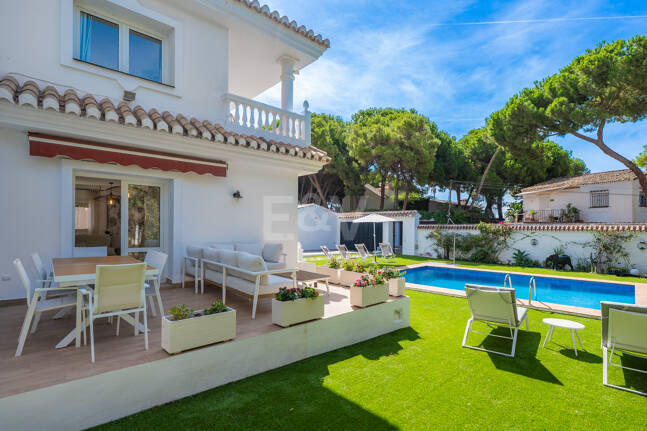 Coastal Living Just 2 Minutes from the Beach