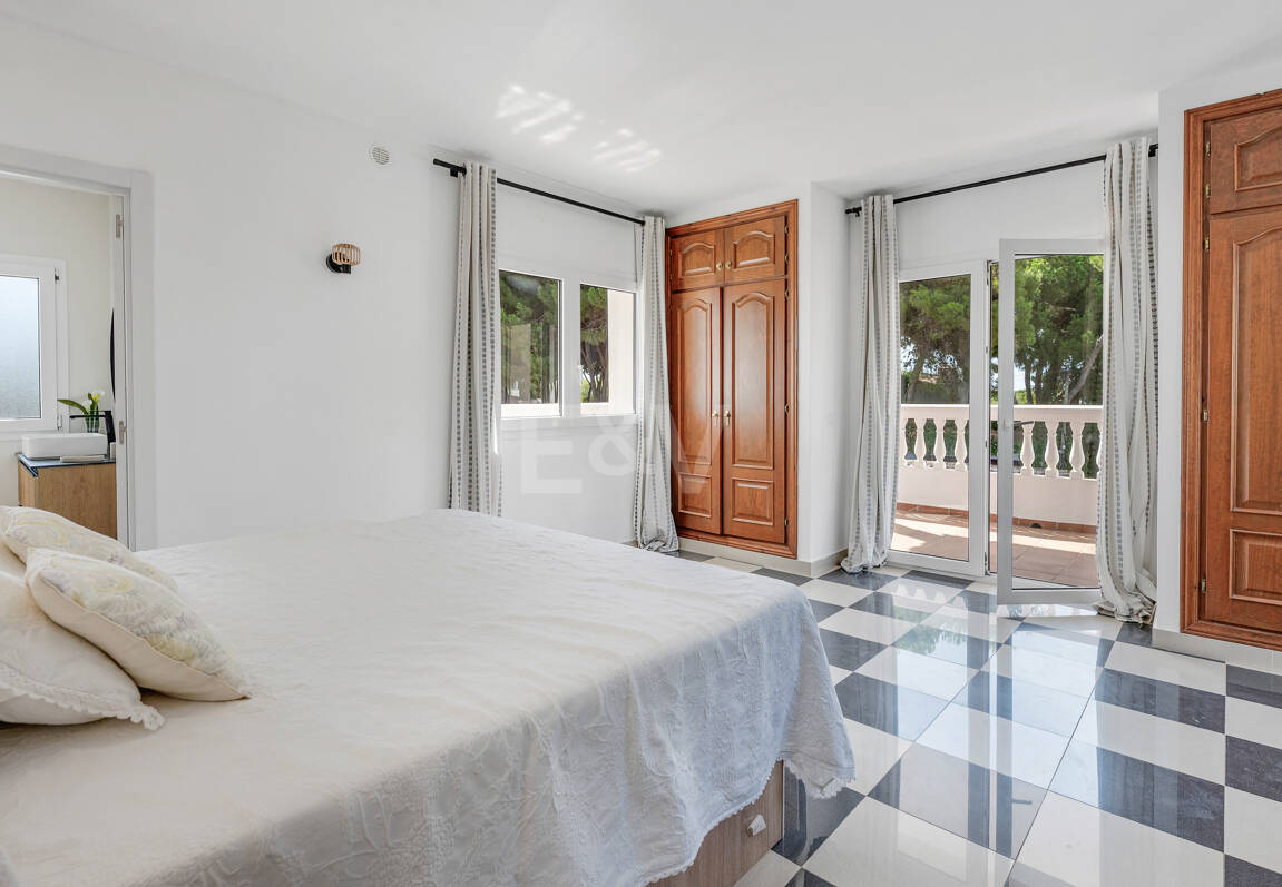 Coastal Living Just 2 Minutes from the Beach