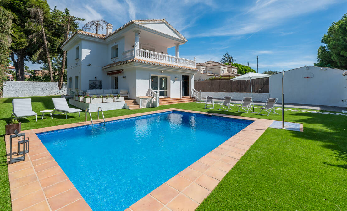 Coastal Living Just 2 Minutes from the Beach