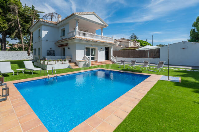 Coastal Living Just 2 Minutes from the Beach