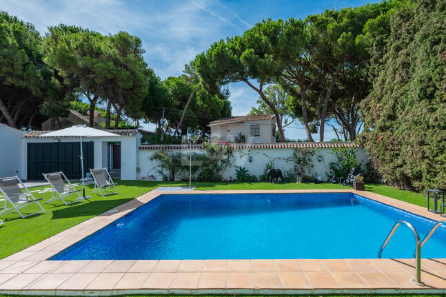 Coastal Living Just 2 Minutes from the Beach