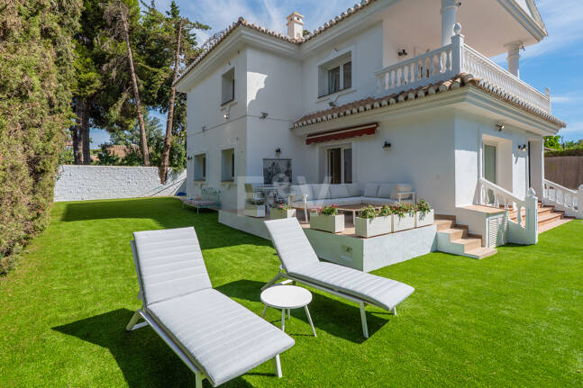 Coastal Living Just 2 Minutes from the Beach