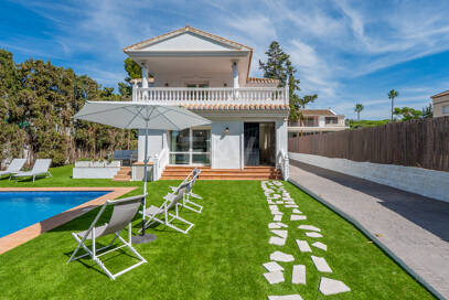 Coastal Living Just 2 Minutes from the Beach