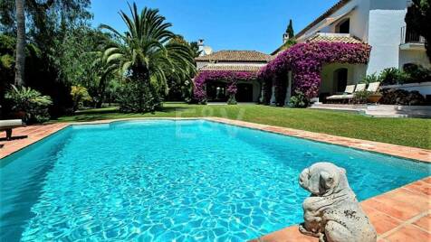Wunderschöne Villa im andalusischen Stil zur Langzeitmiete in einer geschlossenen Wohnanlage mit 24-Stunden-Überwachung verfügbar