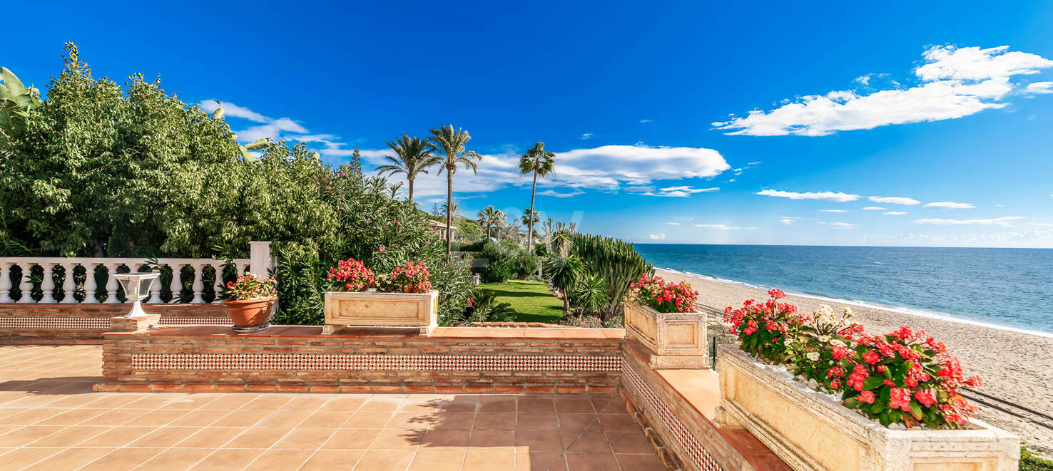 Spacious Frontline Beach Villa with Direct Access to the Beach