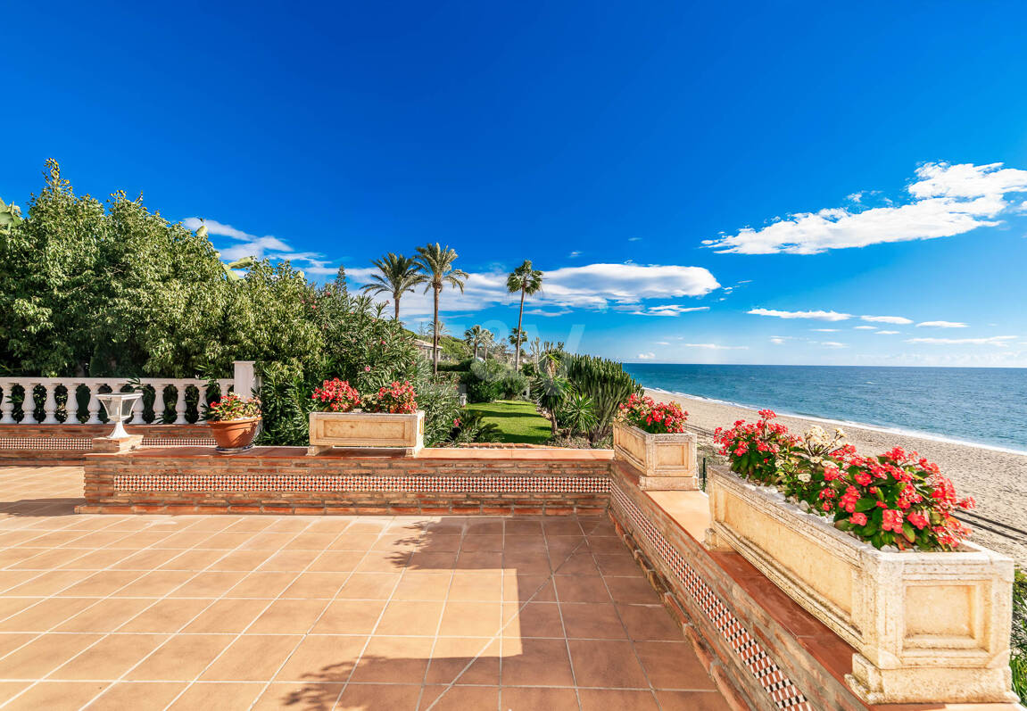 Spacious Frontline Beach Villa with Direct Access to the Beach