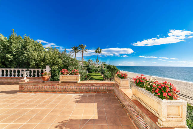 Spacious Frontline Beach Villa with Direct Access to the Beach