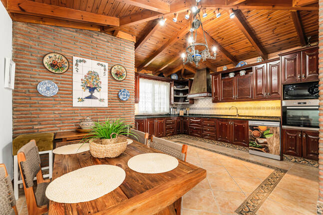 Spacious Frontline Beach Villa with Direct Access to the Beach