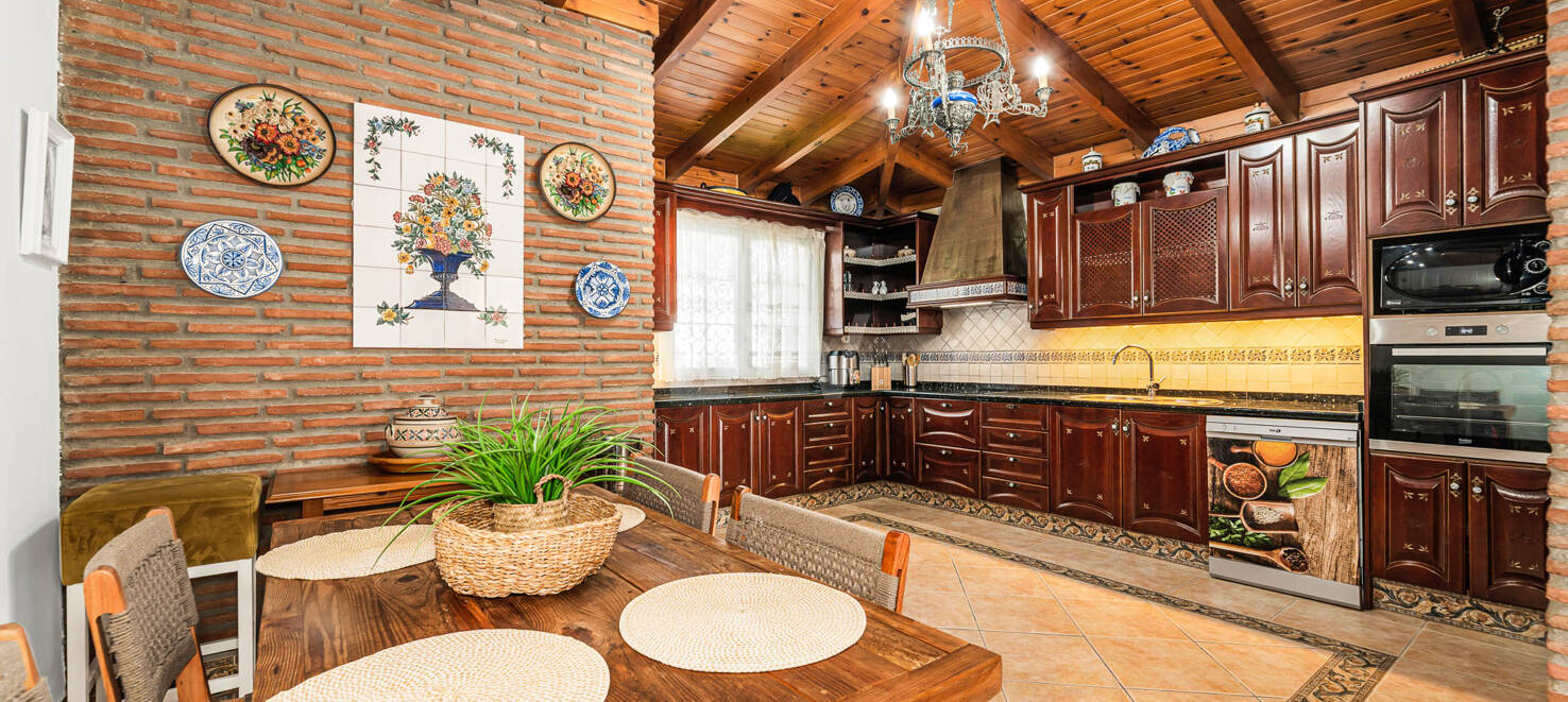 Spacious Frontline Beach Villa with Direct Access to the Beach