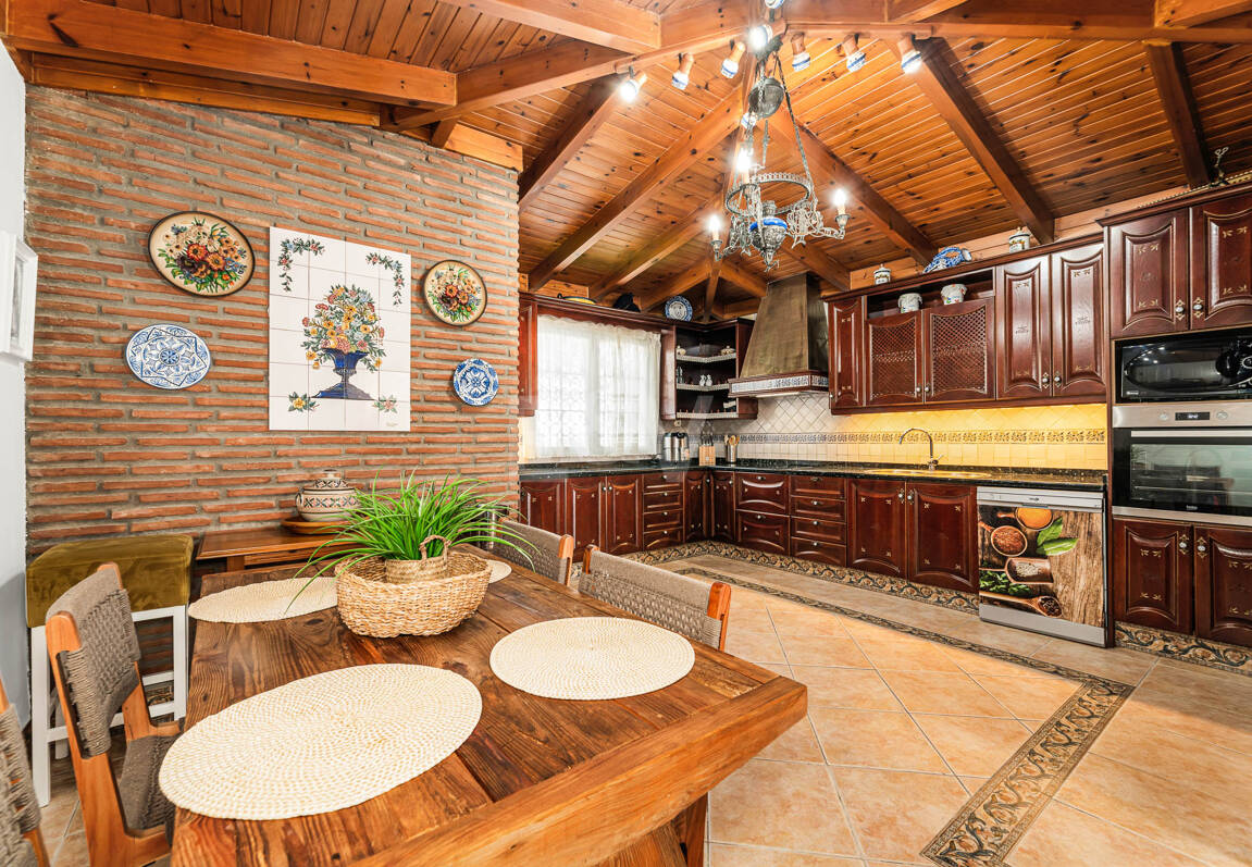 Spacious Frontline Beach Villa with Direct Access to the Beach