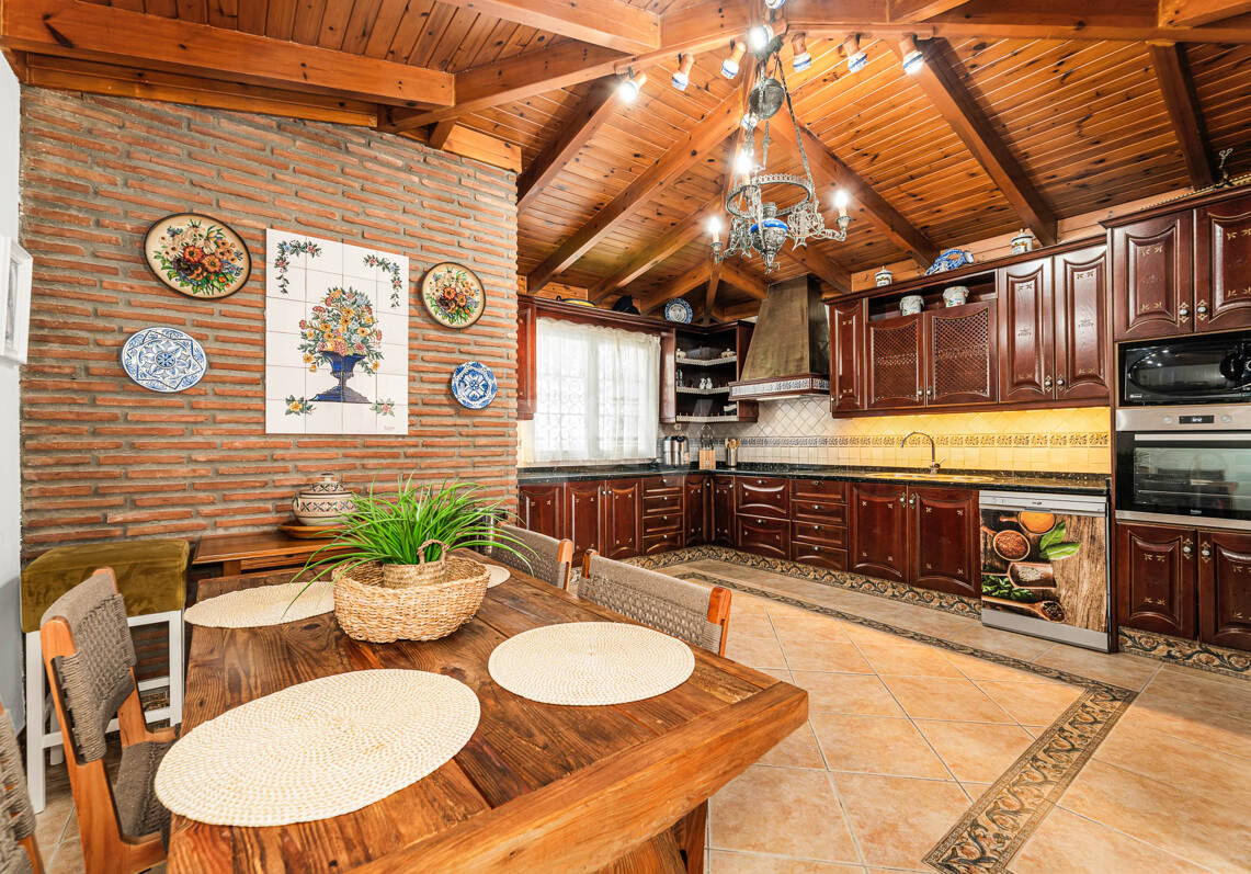 Spacious Frontline Beach Villa with Direct Access to the Beach