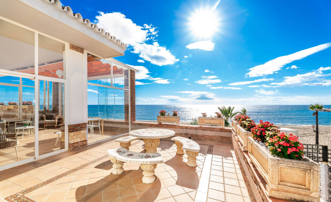 Spacious Frontline Beach Villa with Direct Access to the Beach