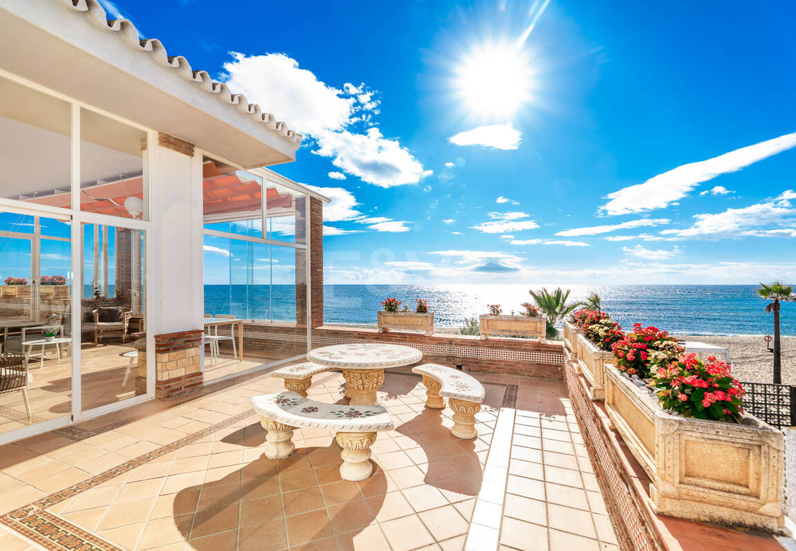 Spacious Frontline Beach Villa with Direct Access to the Beach