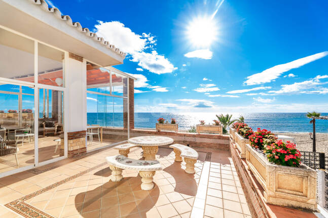 Spacious Frontline Beach Villa with Direct Access to the Beach