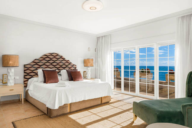 Spacious Frontline Beach Villa with Direct Access to the Beach