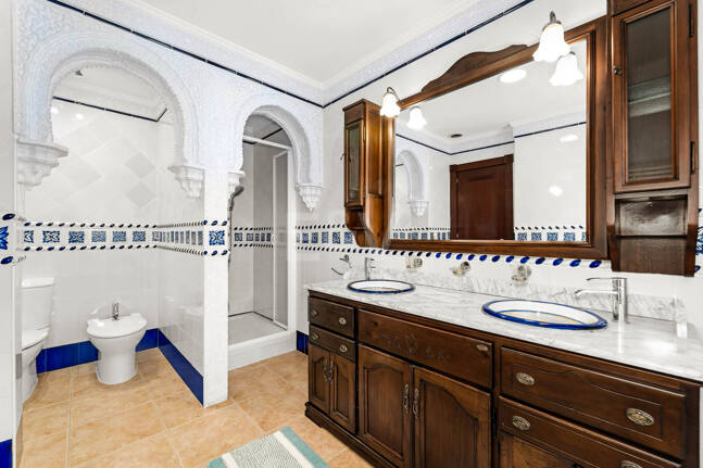 Spacious Frontline Beach Villa with Direct Access to the Beach