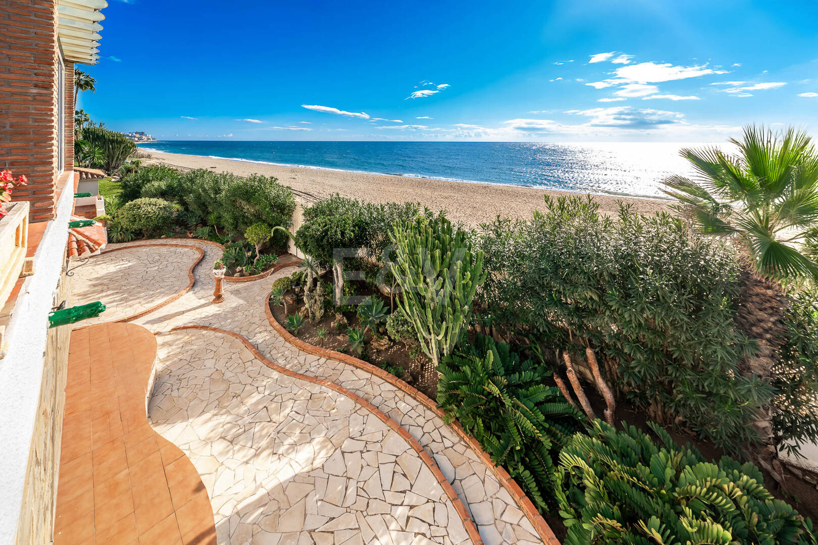 Spacious Frontline Beach Villa with Direct Access to the Beach