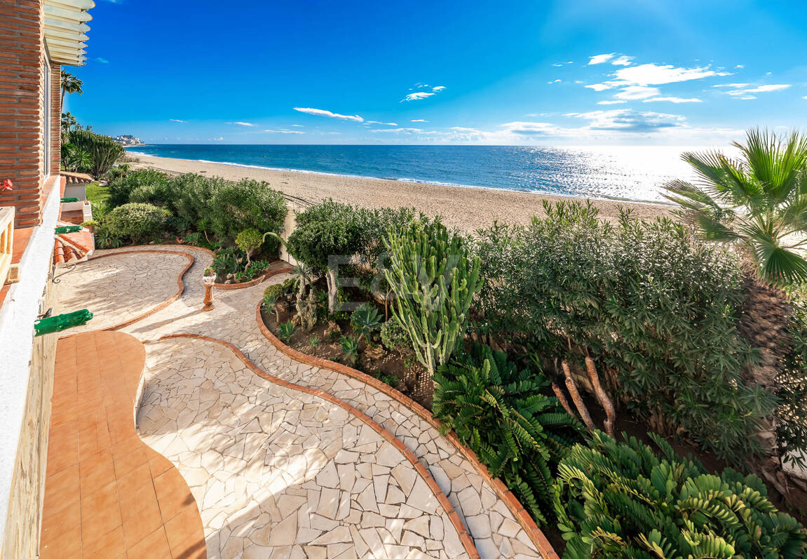 Spacious Frontline Beach Villa with Direct Access to the Beach