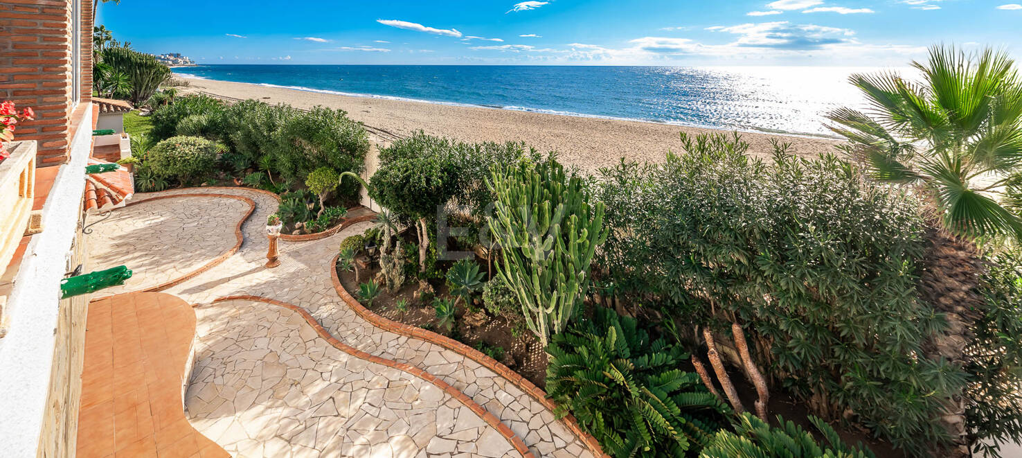 Spacious Frontline Beach Villa with Direct Access to the Beach