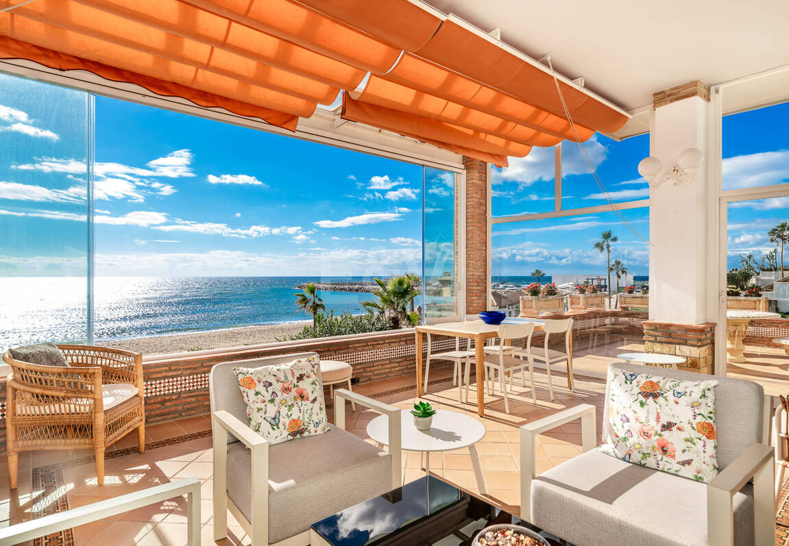 Spacious Frontline Beach Villa with Direct Access to the Beach