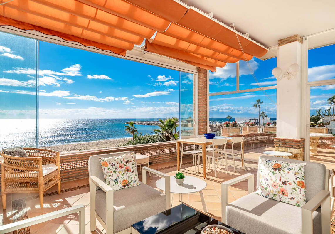 Spacious Frontline Beach Villa with Direct Access to the Beach