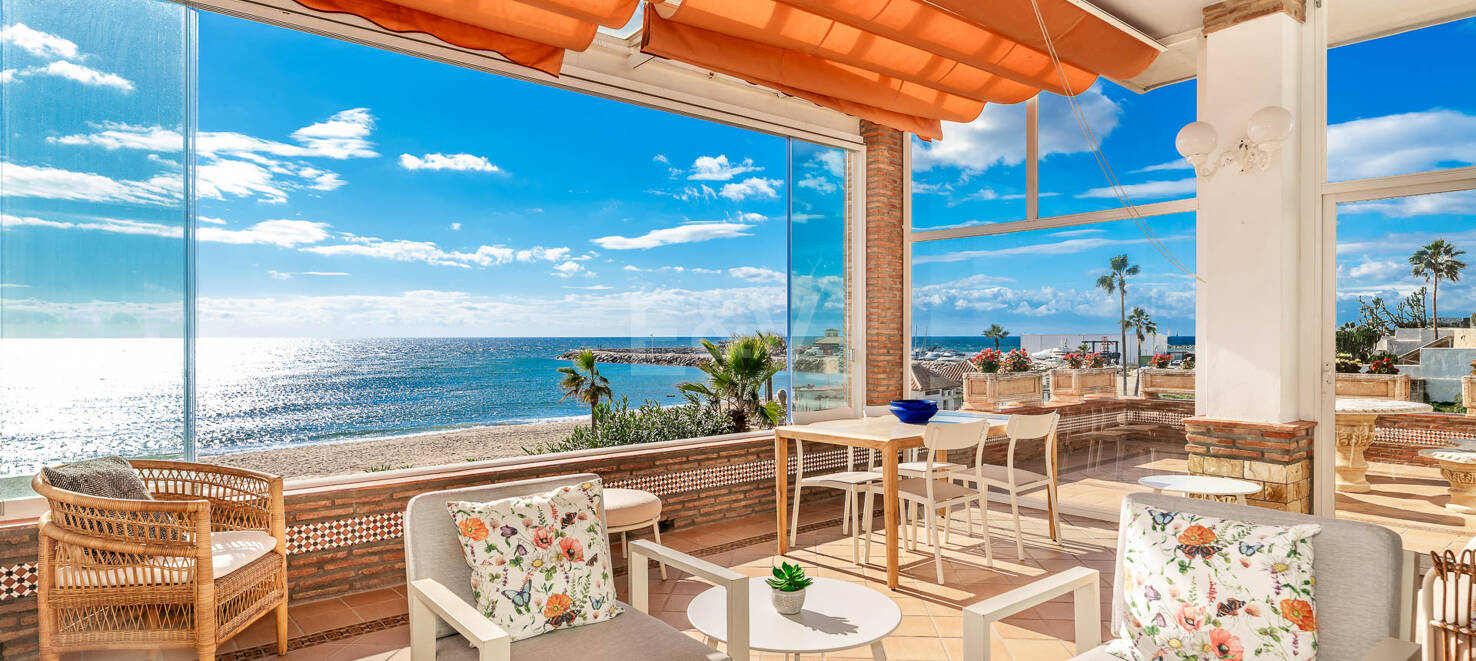 Spacious Frontline Beach Villa with Direct Access to the Beach