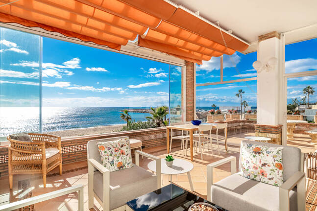 Spacious Frontline Beach Villa with Direct Access to the Beach