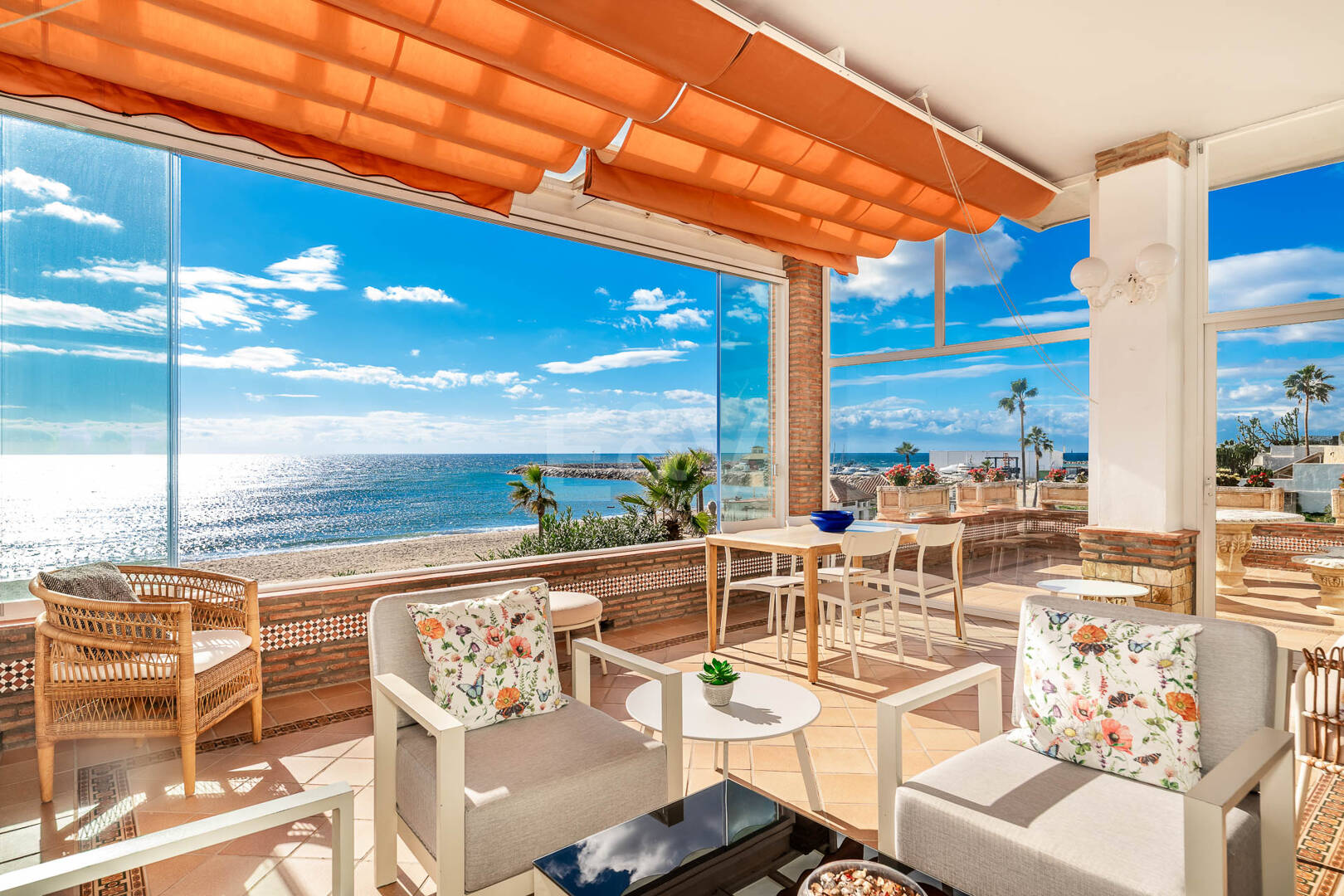 Spacious Frontline Beach Villa with Direct Access to the Beach