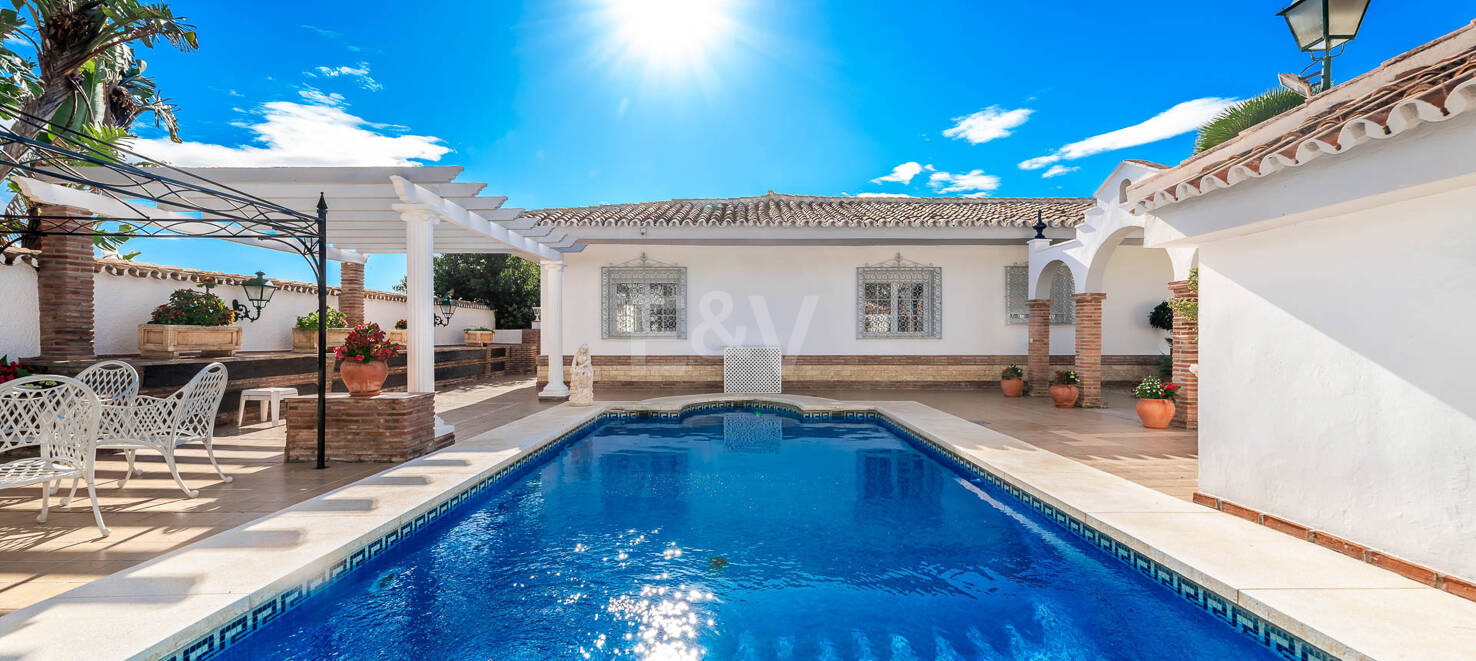 Spacious Frontline Beach Villa with Direct Access to the Beach