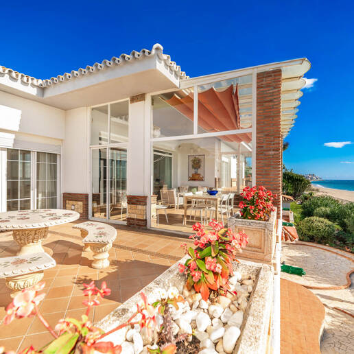 Spacious Frontline Beach Villa with Direct Access to the Beach