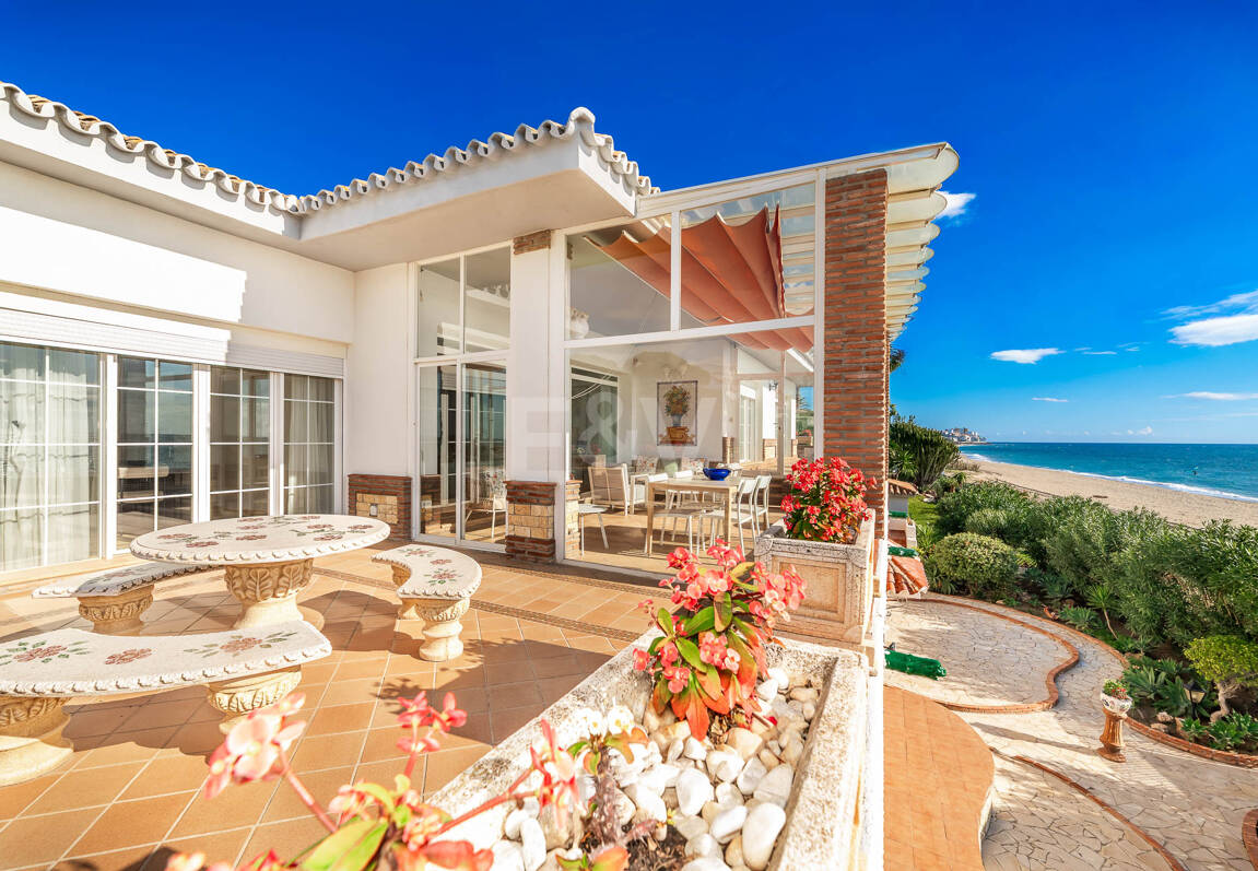 Spacious Frontline Beach Villa with Direct Access to the Beach