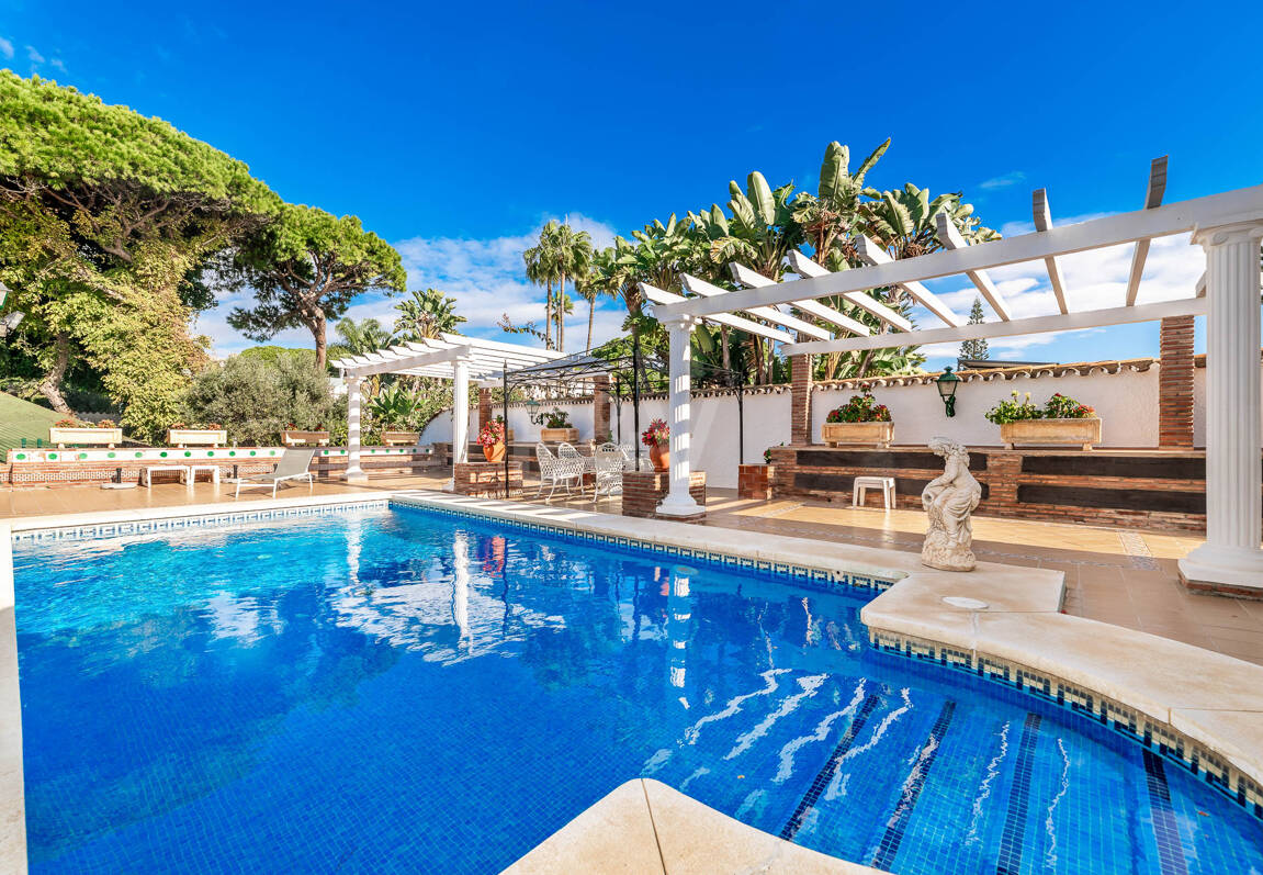 Spacious Frontline Beach Villa with Direct Access to the Beach