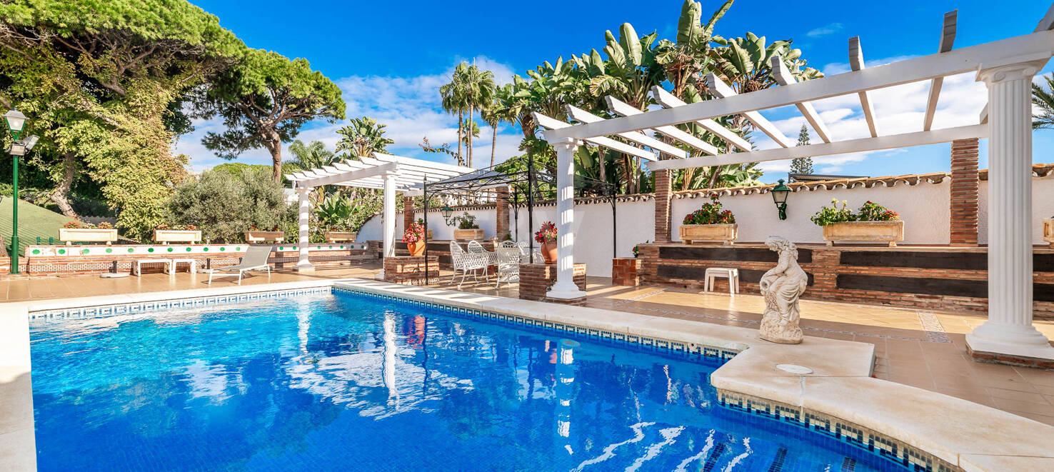 Spacious Frontline Beach Villa with Direct Access to the Beach