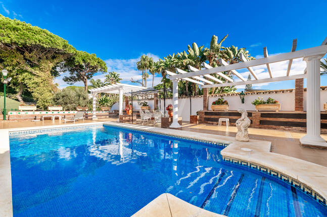 Spacious Frontline Beach Villa with Direct Access to the Beach