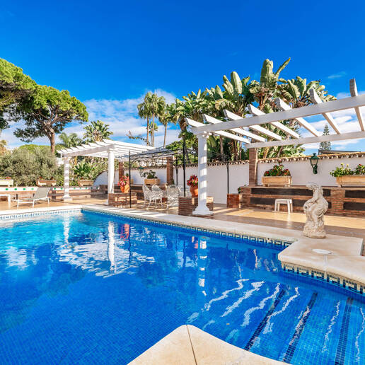 Große Strandvilla an der vorderen Linie mit direktem Zugang zum Strand