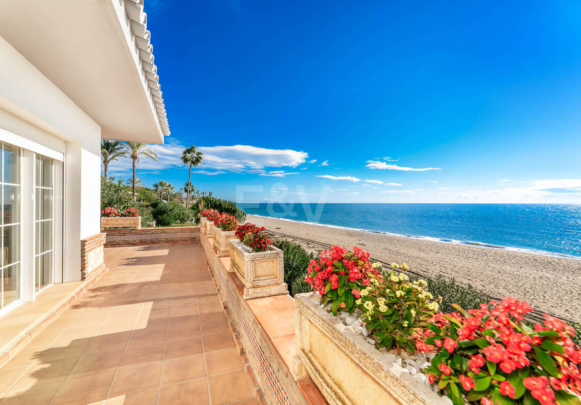 Spacious Frontline Beach Villa with Direct Access to the Beach