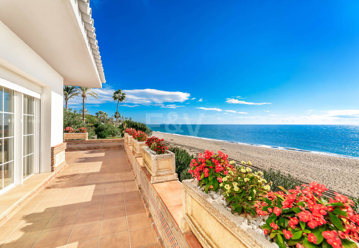 Spacious Frontline Beach Villa with Direct Access to the Beach