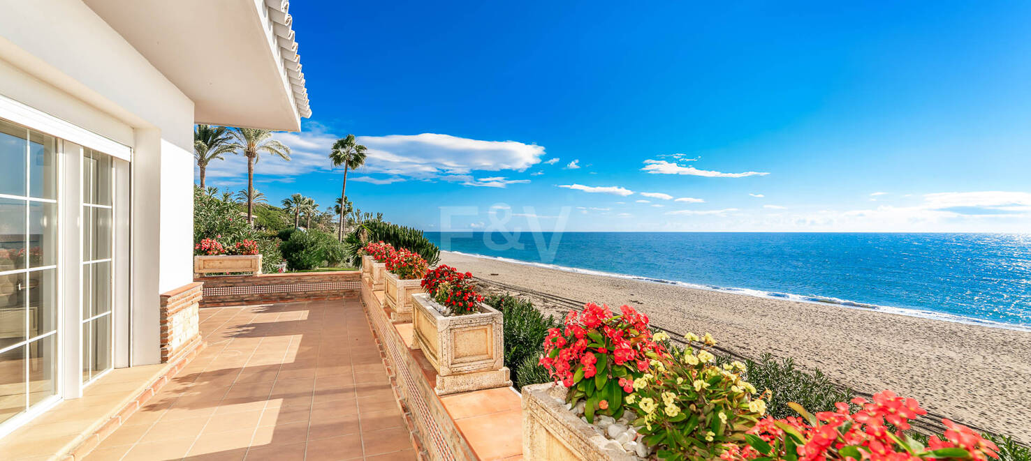 Spacious Frontline Beach Villa with Direct Access to the Beach