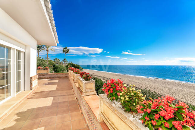 Spacious Frontline Beach Villa with Direct Access to the Beach