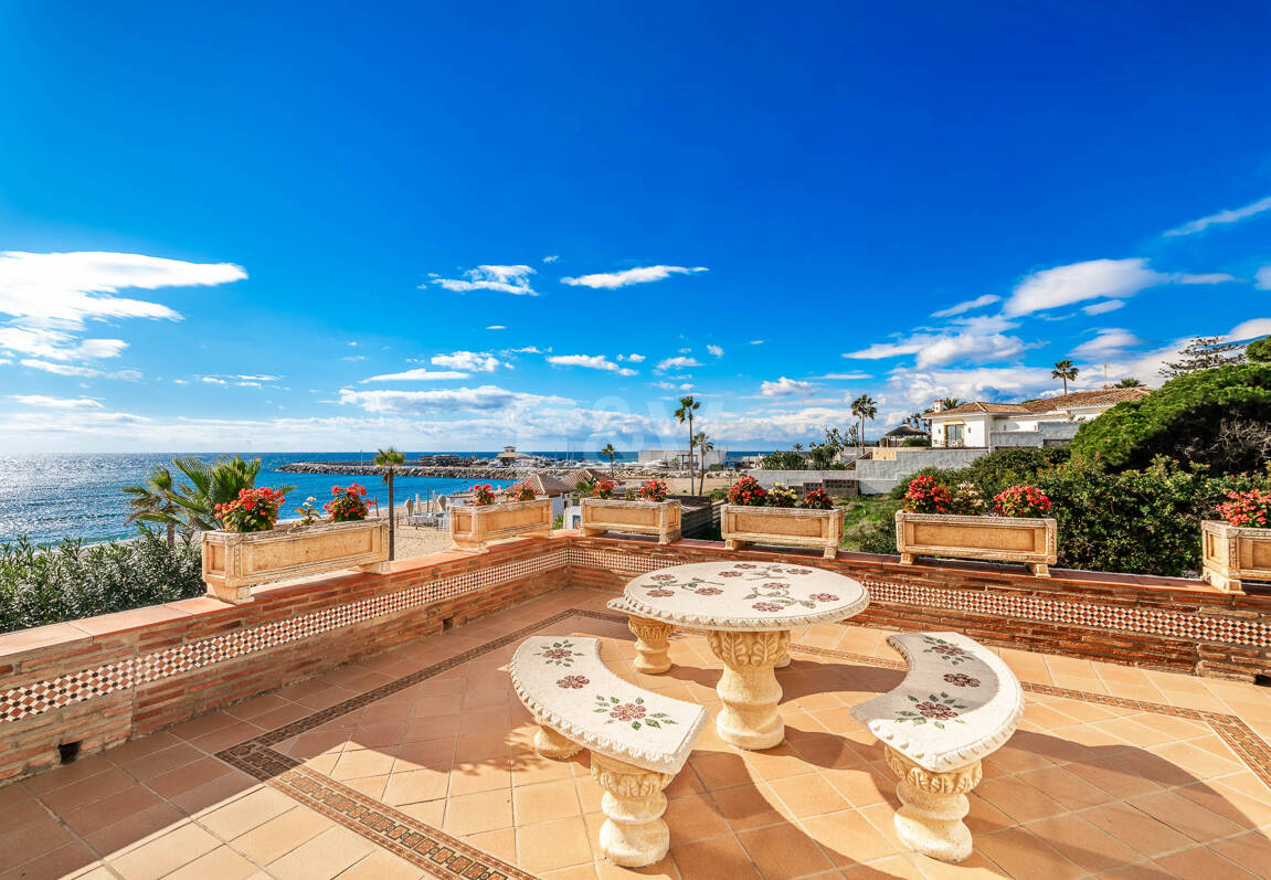 Spacious Frontline Beach Villa with Direct Access to the Beach