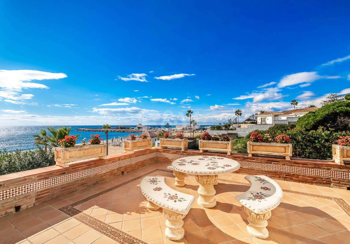 Spacious Frontline Beach Villa with Direct Access to the Beach