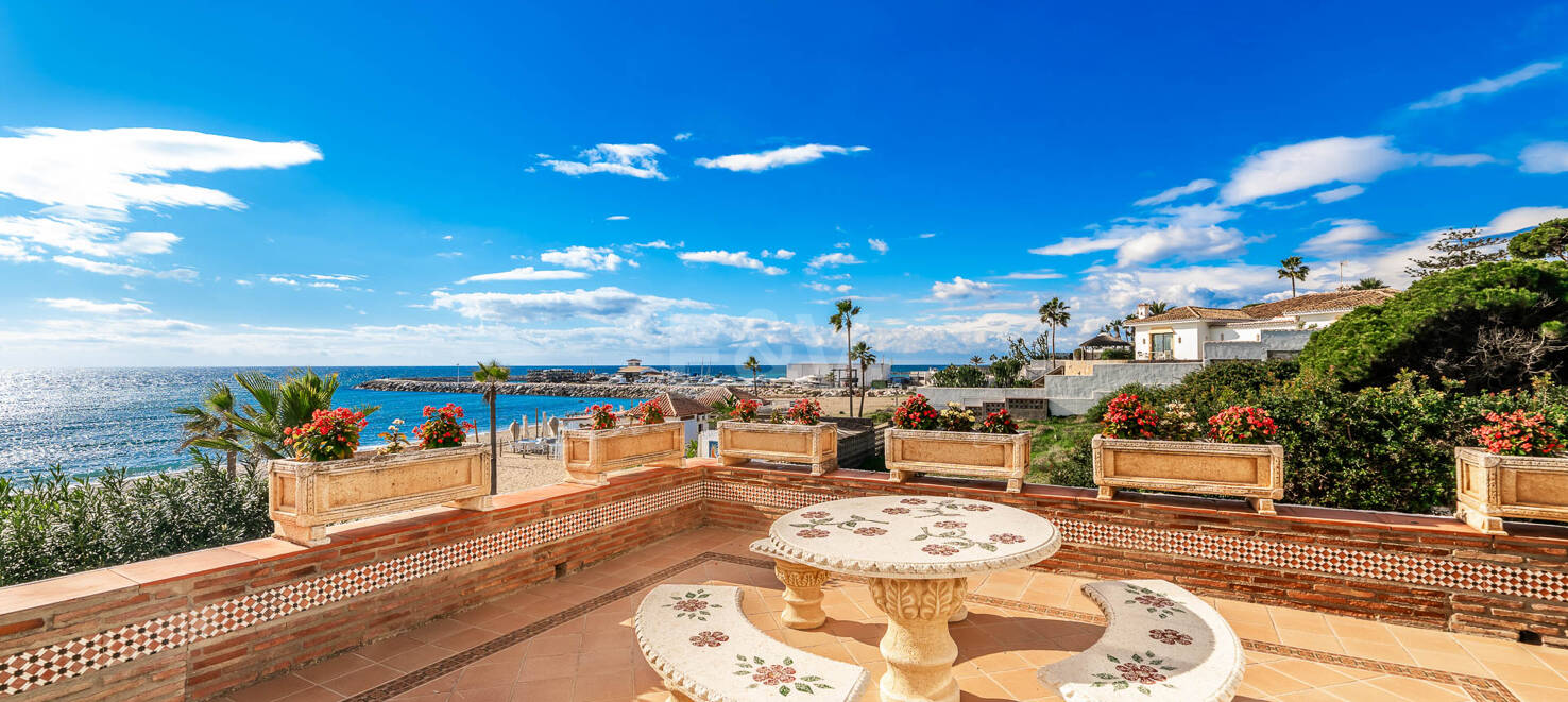 Spacious Frontline Beach Villa with Direct Access to the Beach