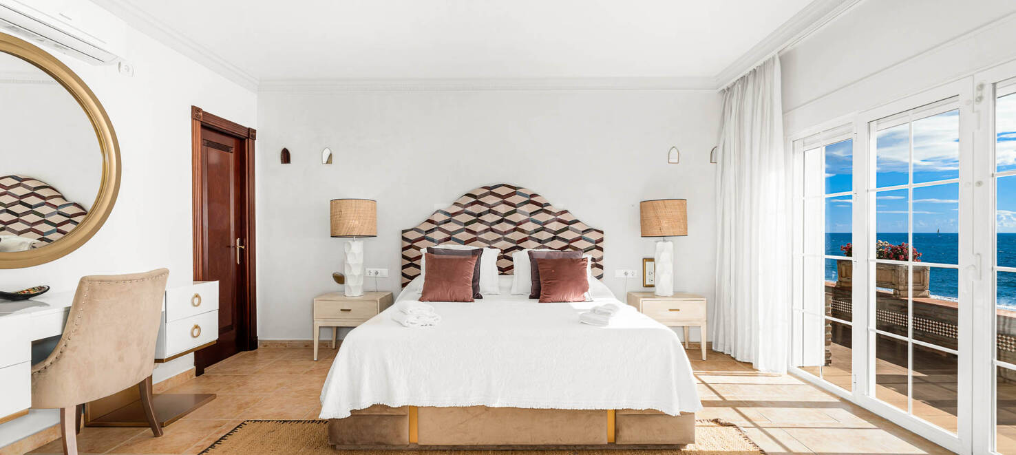 Spacious Frontline Beach Villa with Direct Access to the Beach