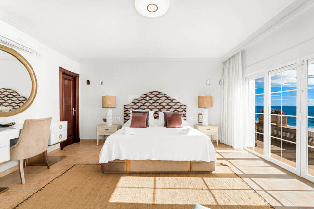 Spacious Frontline Beach Villa with Direct Access to the Beach