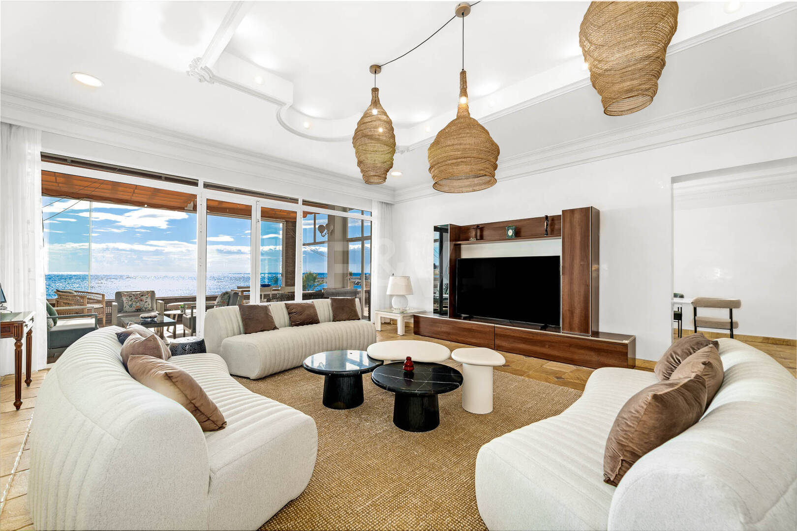 Spacious Frontline Beach Villa with Direct Access to the Beach