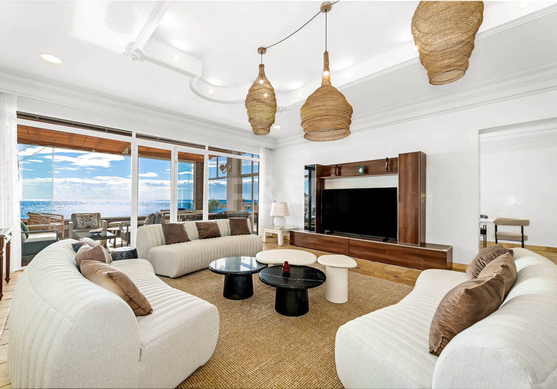 Spacious Frontline Beach Villa with Direct Access to the Beach