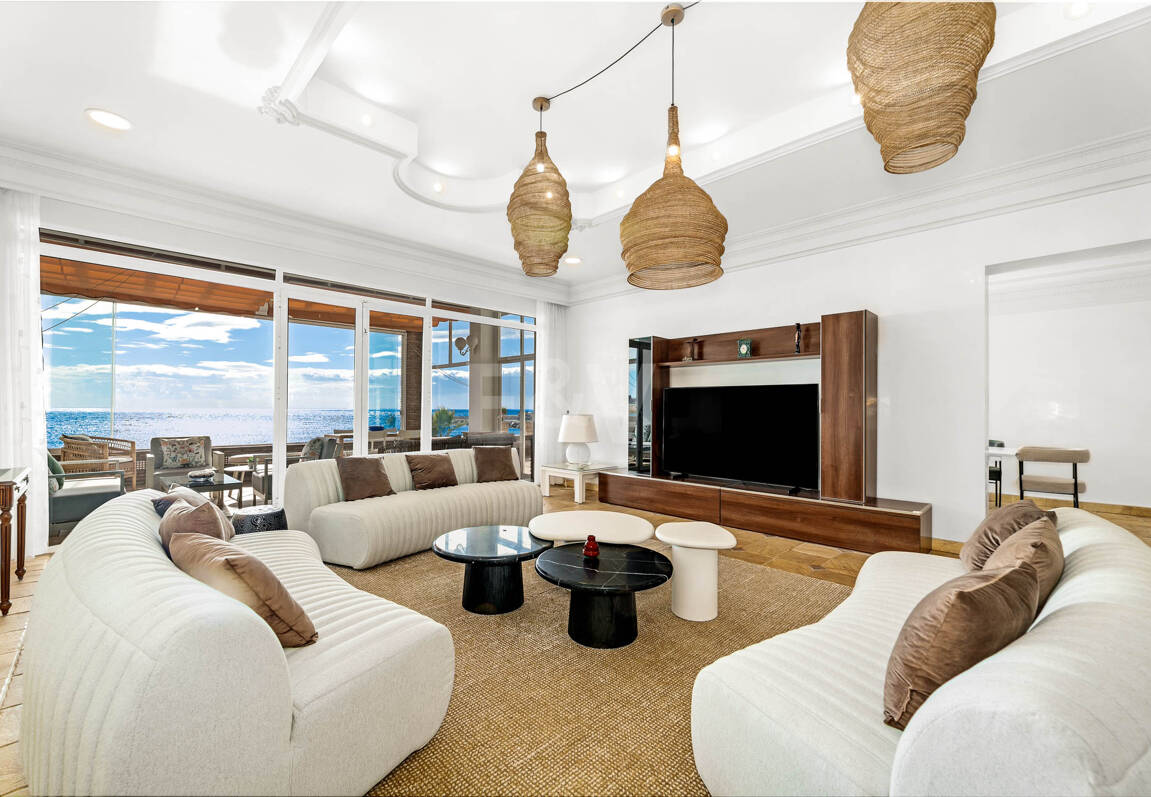 Spacious Frontline Beach Villa with Direct Access to the Beach